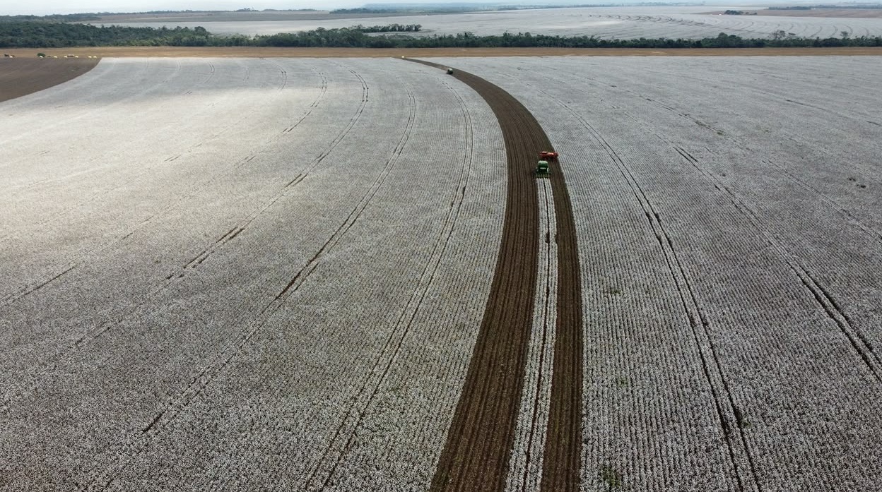 Vista aérea de uma grande área agrícola durante uma operação de campo